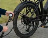 Maintenir la pression pneu vélo électrique optimale pour une meilleure autonomie et un confort de conduite. Un manomètre est utilisé pour vérifier le gonflage.
