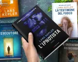 L'ultimo libro di Lars Kepler, "L'Ipnotista", è in primo piano, circondato da altri suoi romanzi.