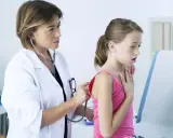 Ärztin untersucht Mädchen mit Stethoskop. Bei Verdacht auf Asthma ist ein Lungenfacharzt der richtige Ansprechpartner.