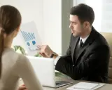 Lead manager omawia wykresy z pracownicą.
