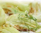 Gegrillte Fenchelspalten mit frischem Dill garniert, ein köstliches Gericht, das zeigt, wie man Fenchel zubereiten kann.