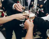 Wznoszenie toastów szampanem na weselu. Ile alkoholu na wesele? Kluczowe pytanie dla udanej zabawy!