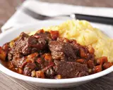 Un plat de daube de sanglier sans marinade, mijoté avec des légumes, servi avec une purée de maïs crémeuse. Un délice !