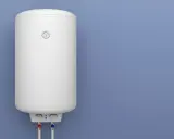 Termo eléctrico no sale agua caliente. El aparato blanco está colgado en la pared azul.