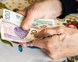 Dłonie liczą pieniądze, zastanawiając się, jaka grupą inwalidzką po zawale serca zapewni godne życie.