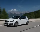Blanco Peugeot 308 con motor 1.5 BlueHDi 100cv en carretera, con montañas al fondo. ¿Problemas?
