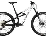 Pełne zawieszenie roweru górskiego, jeden z rodzajów rowerów MTB, z amortyzatorem Fox i oponami Maxxis.