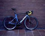 Ein blaues Cube Rennrad mit gelbem Lenkerband, bereit für die Tour de France.