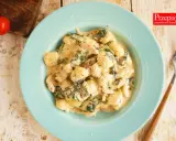Pyszne gnocchi z kurczakiem i szpinakiem w kremowym sosie, posypane parmezanem. Idealne danie na obiad.