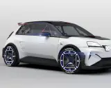 Sportlicher weißer Alpine A290 mit futuristischen blauen Felgen und Michelin-Reifen.