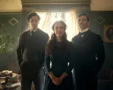 Enola Holmes, con su edad recomendada, posa entre sus hermanos Sherlock y Mycroft.