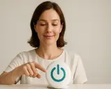 Donna sorride mentre tocca un pulsante con il simbolo di accensione, un eco del pensiero che si attiva.