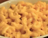 Kremowe, złociste makaroniki w sosie serowym. Idealny przepis na mac and cheese, który zachwyci każdego.