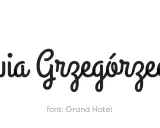 Nazwa "Oliwia Grzegorzecka" napisana ozdobnymi, płynnymi rodzajami czcionek pisanych. Font: Grand Hotel.