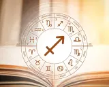 Koło zodiaku z symbolem Strzelca w centrum, otoczone znakami i nazwami zodiaku. Symbolika astrologiczna, jakby z księgi wiedzy, nawiązuje do numerologicznego 5 roku.