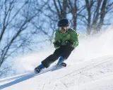Idealny kombinezon na narty damski? Przewodnik po parametrach i stylach
