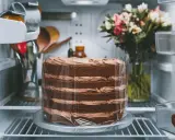 Gâteau au chocolat à étages, prêt à être dégusté. Une merveilleuse recette de layer cake qui attend dans le réfrigérateur.