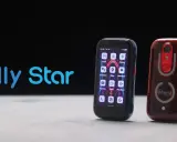 Dwa malutkie smartfony Jelly Star, jeden niebieski z ikonami aplikacji, drugi czerwony z aparatem. Najmniejszy smartfon w akcji.