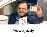 Uśmiechnięty mężczyzna w okularach pokazuje prawo jazdy z samochodu. Dowiedz się, jak odzyskać prawo jazdy.