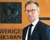 Erik Thedéen, med Riksbankens emblem bakom sig, ser ut som en person som vet hur man hanterar barn och ekonomi.