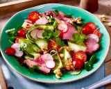 Saftiger Rinderbraten auf einem bunten low carb salat mit Gurke, Radieschen und Kirschtomaten. Nüsse sorgen für Crunch.