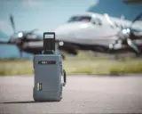 Grå Peli Air-väska på flygplatsen, redo för nästa resa med malta air. Ett robust skydd för din utrustning.