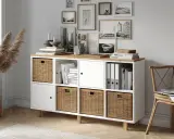 Kallax Ideen Arbeitszimmer: Ein weißes Regal mit Holzplatte, gefüllt mit Körben, Büchern und Ordnern. Perfekt für ein aufgeräumtes Büro.