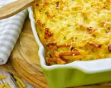 Un délicieux gratin de pâtes au four, doré et gratiné, prêt à être dégusté.