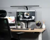 Bureau moderne avec un écran ergonomique, un ordinateur portable et une chaise de bureau.