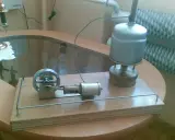 Miniaturowy silnik parowy z prądnicą, gotowy do pracy.