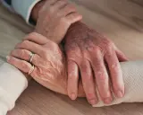 Mains âgées se tenant, symbolisant le soutien et l'amour, même face à un conjoint narcissique.