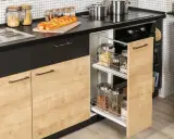 Słoiki z makaronem, fasolą i innymi produktami spożywczymi w wysuwanej szafce to świetny pomysł, co postawić na szafkach w kuchni.