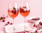 Zwei Gläser Lillet mit Beeren und Eis. Erfrischend und fruchtig, so wie Lillet schmeckt.