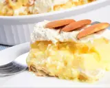 Pyszne ciasto z ananasem z puszki, przełożone kremem i udekorowane biszkoptami. Idealne na deser!