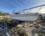 Voilier blanc "Serenita 55" sur remorque, prêt pour de nouvelles aventures sur l'eau.