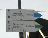 Szczyrk jakie góry? Znaki PTTK wskazują drogę na Skrzyczne przez Jaworzynę lub Polanę Podskrzyczeńską.