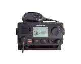 Radio VHF Raymarine avec microphone. L'écran affiche "DISTRESS" et le canal 16, prêt pour le canal 63 VHF.