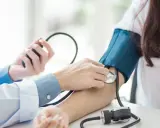 Lekarz mierzy ciśnienie pacjentce, która ma niskie ciśnienie rozkurczowe 60.