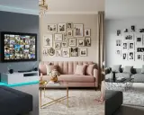 Tres salones modernos decorados con muchas fotos familiares en casa, creando un ambiente cálido y personal.