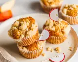 Saftige apfelmus muffins mit Streuseln, dekoriert mit kleinen Apfel-Ansteckern. Ein Genuss für jeden Apfelliebhaber!