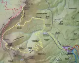 Mapa de senderismo del Montseny con rutas señalizadas como GR 5.2 y PR-C 208. Muestra puntos de interés como fuentes, collados y cimas.