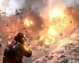Żołnierz w zbroi walczy w ogniu eksplozji, odłamki skał latają wokół. To scena z gry Helldivers 2.
