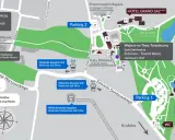 Mapa Kopalni Soli Wieliczka z zaznaczonym parkingiem, wejściami na trasy, kasami biletowymi i atrakcjami.