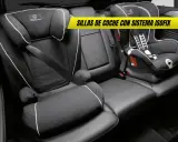 Dos sillas de coche para niños, una más grande y otra tipo portabebé, instaladas en asientos de cuero negro con sistema **isofix coche**.