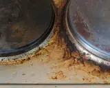 Placa de cocina con óxido y suciedad. Se necesita quitar óxido con vinagre y bicarbonato para restaurarla.