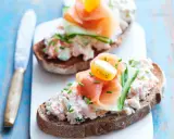Tartines de rillettes de saumon, garnies de concombre, tomate cerise et ciboulette. Un délice frais et coloré.