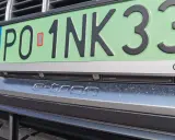 Czy trzeba mieć tablice rejestracyjne przy rejestracji? Na zdjęciu widać tablicę z numerem PO 1NK33 na samochodzie Audi e-tron.