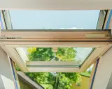 Ventana de madera abierta, mostrando el doble cristal y el mecanismo. Ideal para aprender como poner doble cristal en ventanas de madera.
