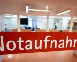 Rotes Schild "Notaufnahme" im Krankenhaus. Die Schichtarbeit dort kann die Lebenserwartung beeinflussen.