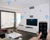 Moderne smart home ideen: Ein Smartphone steuert Licht, Musik und mehr im Wohnzimmer.